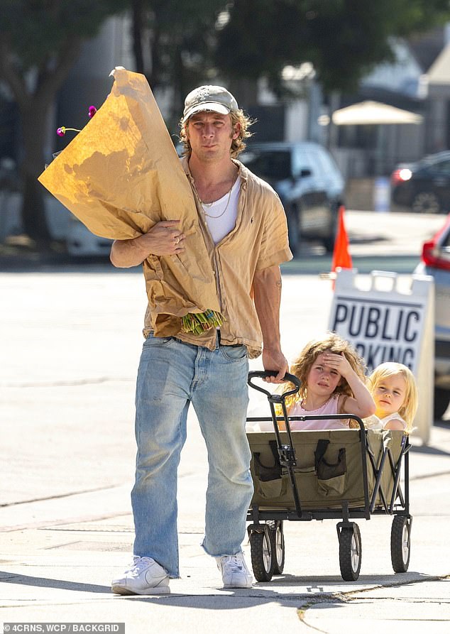 White carried the flowers back home in his arms as he pulled his daughters into the car