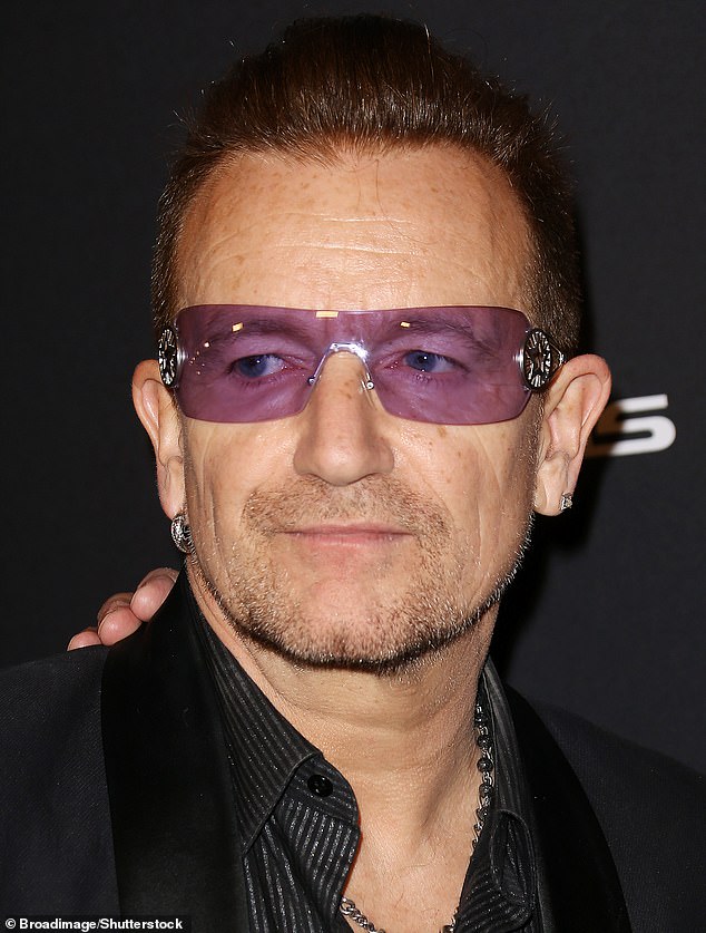 1728277964 433 Diddy goes in to kiss Bono but singer rejects him