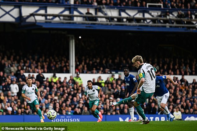 The 23-year-old Gordon saw his tame penalty in the first half saved by Jordan Pickford against his old club