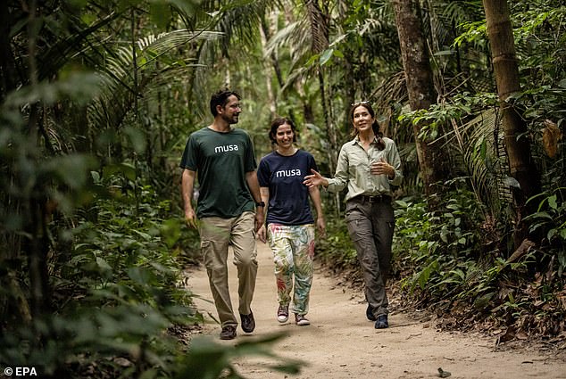 Mary wore the perfect ensemble for an active outing on Wednesday: a green shirt and brown pants