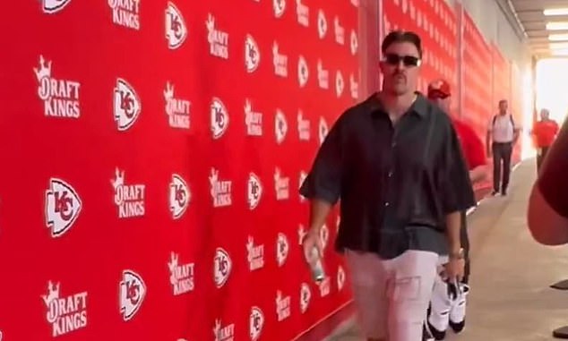 Kelce, 35, wore a black shirt and beige shorts when he arrived at the stadium