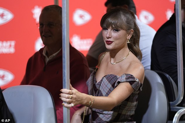 Fans of the couple were happy to see Swift in attendance, noting that her presence debunked breakup rumors