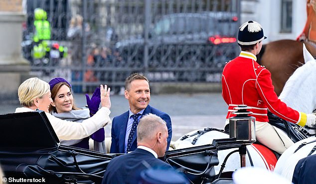 The Icelandic president waved to onlookers as the group traveled to the Citadel for a wreath-laying ceremony