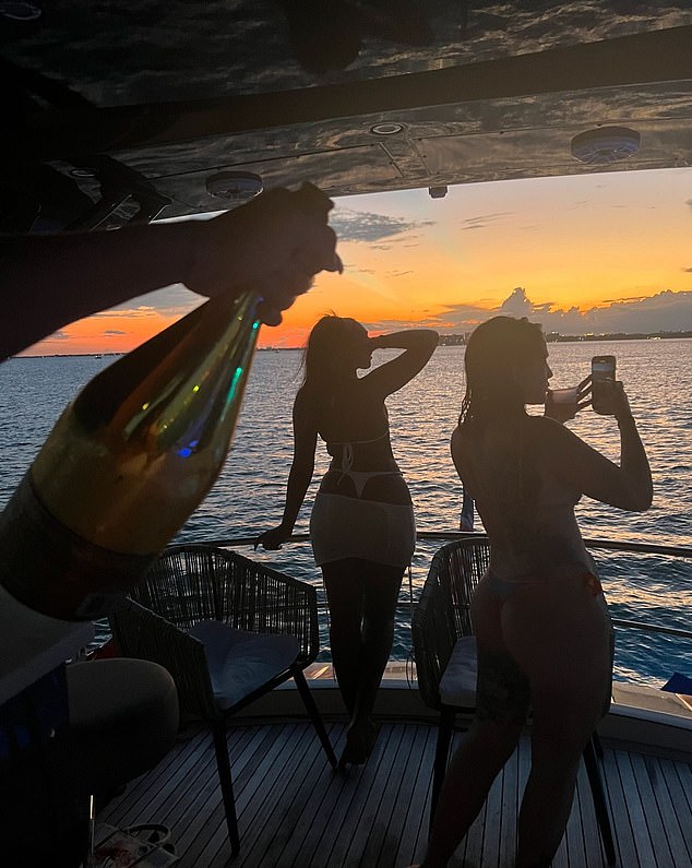 Adriana Vieira shared on her Instagram account a photo from the yacht party she attended on September 21 before drowning while swimming with a group of partygoers