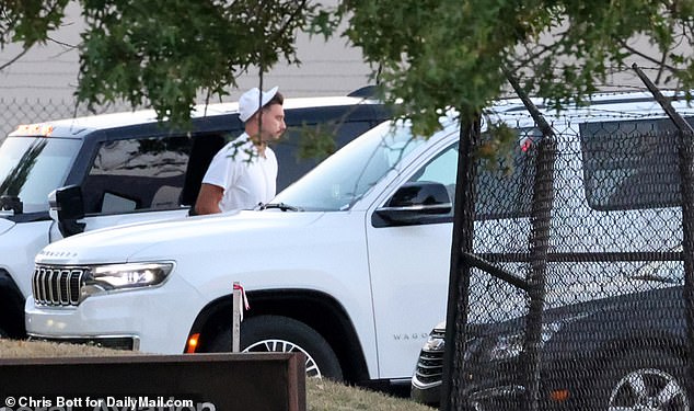 But the Super Bowl winner made Swift wait almost an hour before catching the plane