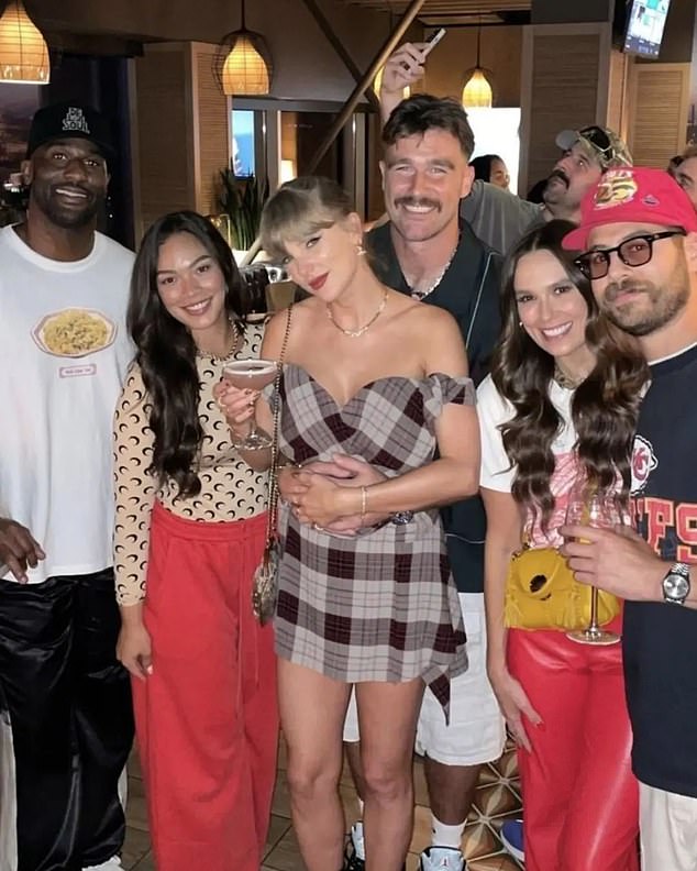 Swift and Kelce pose with friends after the Chiefs defeated the New Orleans Saints on Monday