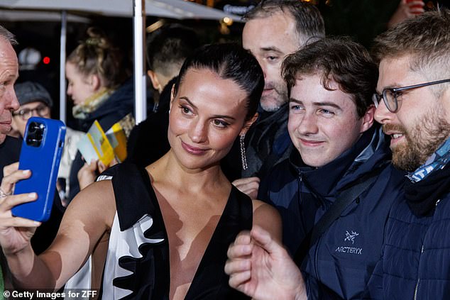 As she graced the green carpet before the ceremony began, Alicia posed for selfies with fans