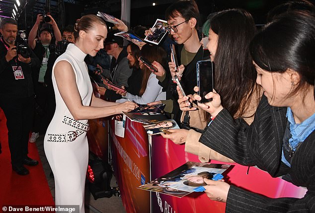 The actress appeared in good spirits as she stopped to sign autographs