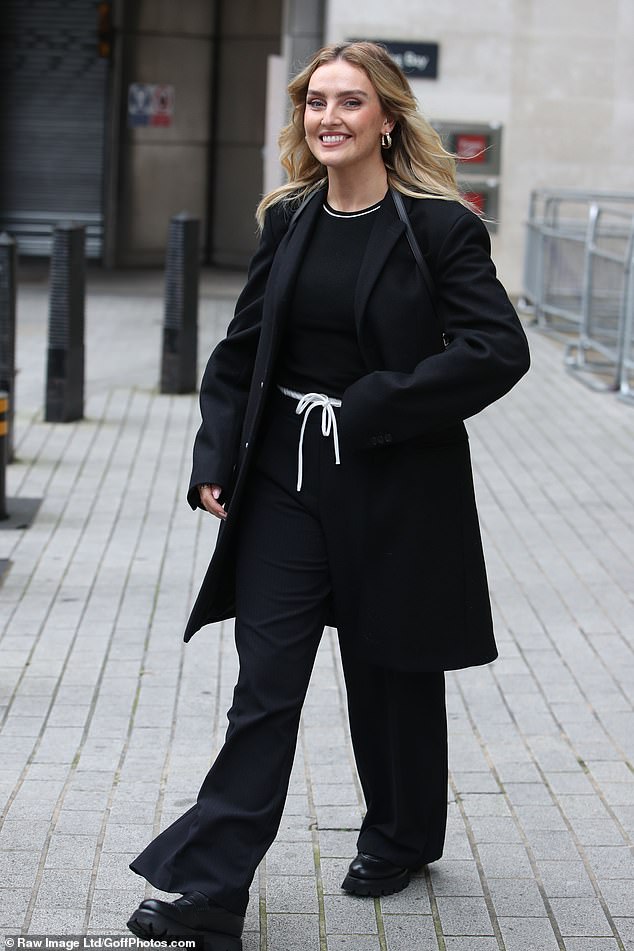 Perrie looked very chic through the interactions in an all-black outfit, inadvertently matching her superfan in her monochrome outfit