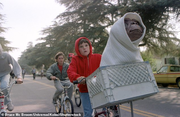 The 51-year-old comedian dressed as Elliott from ET – with an ET model in front of him (photo of Elliott and ET from a 2014-inspired film)