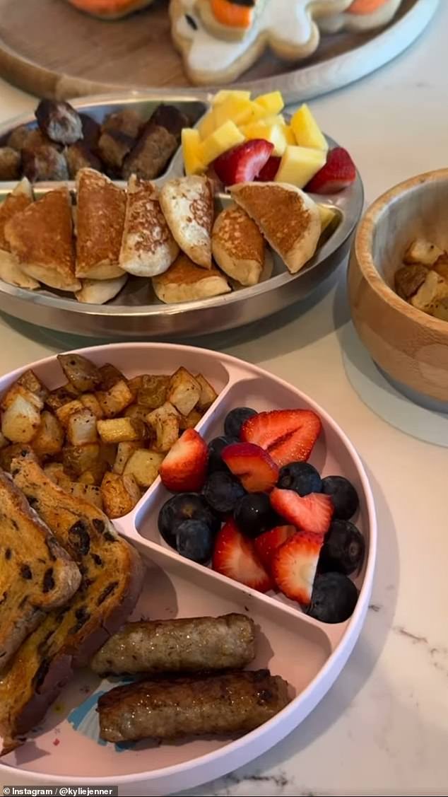 With the pancakes the children get potatoes, fruit, sausages and raisin bread