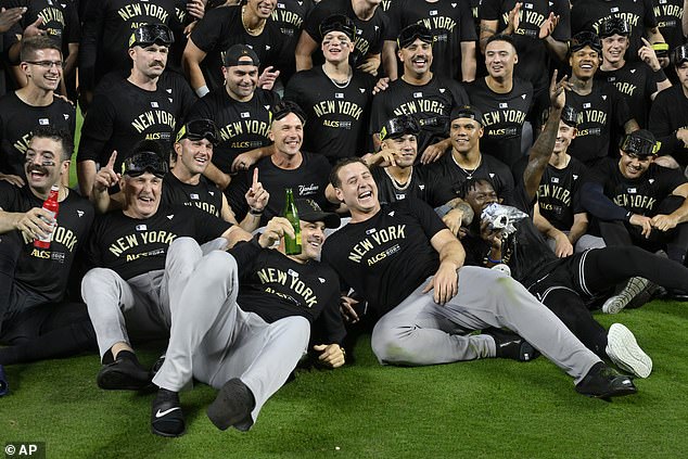 The Yankees posed for a team photo on the field after beating the Royals 4-1 on Thursday