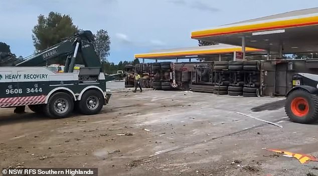 A heavy recovery truck prepares to go to work at the site of the truck rollover (photo)