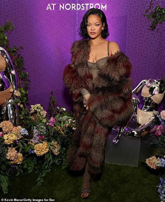 The artist opted for minimal accessories so that her outfit would be the center of attention, adding a pair of dainty silver earrings and a chunky ring on her right hand.