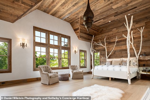 In the bedroom a fantastic wooden ceiling rises high