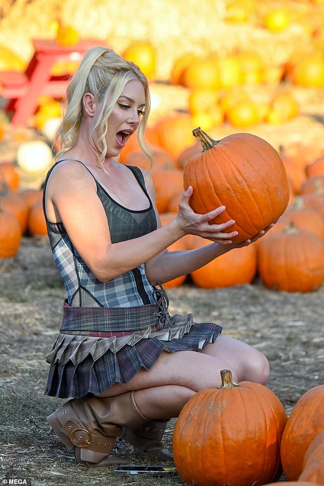 Montag, 38, could also be seen mulling over the field and then finding that one pumpkin that seemed to be exactly what she was looking for at that moment