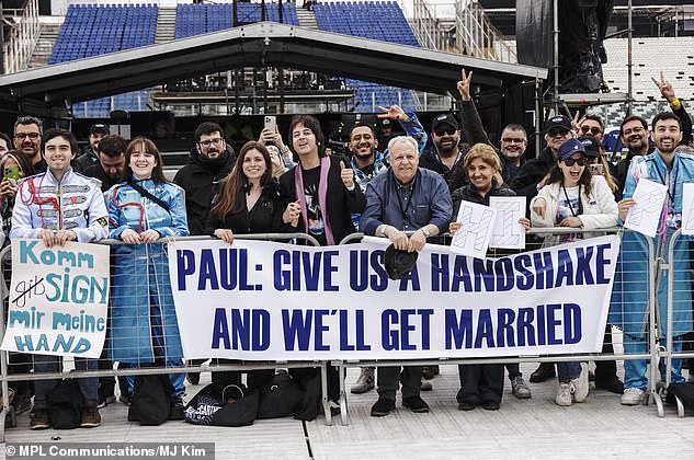 During soundcheck, the Beatles star spotted Yamil Álamo and Leonora Pereira in the crowd dressed as 1970s versions of Paul and Linda McCartney and invited them both on stage.