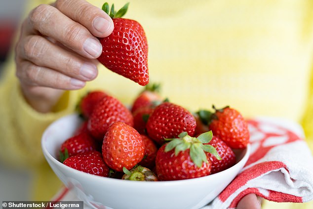 Instead of sliced ​​fruit, Dr. Detwiler recommends selecting whole fruit from the dining area and 'cutting or peeling it yourself to prevent contamination'