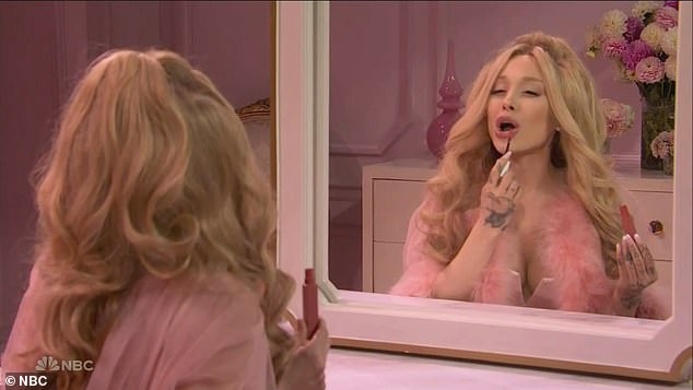 Grande's scene partner was Chloe Fineman, who also played Jennifer Coolidge. The two talked about their upcoming date through the mirror