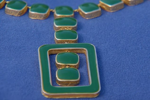 During the last episode of the show, woman expert Judith Miller brought a necklace with a striking green emerald