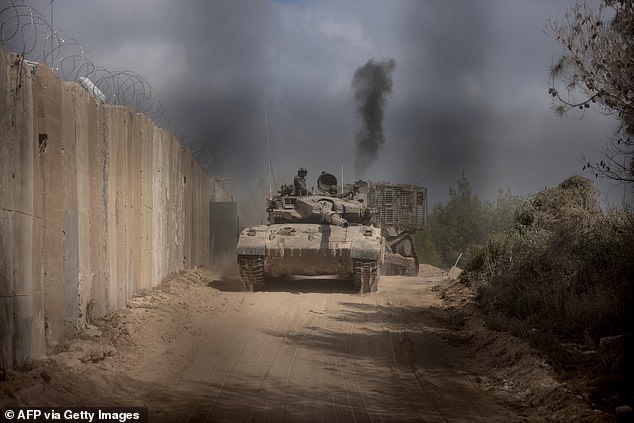 An Israeli main battle tank entering Lebanon from northern Israel at the southern Lebanese border point of Naqoura on Sunday (photo)