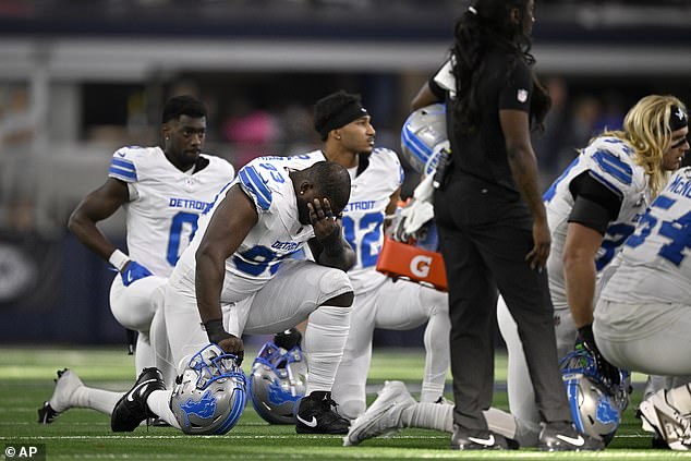 Players from both teams made a big circle around the second overall pick in the 2022 draft