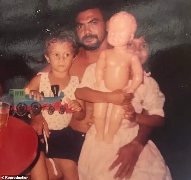 The brutal murder of Givaldo Jose Vicente de Deus (pictured above with two of his children, including Gislayne, right) took place on February 16, 1999 in the Asa Branca neighborhood of the city, while the victim was playing pool with a friend.