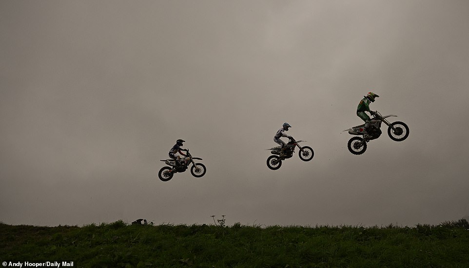 1728906929 850 PHOTO SPOTLIGHT Fans descend on a rainy Matterley Basin Circuit