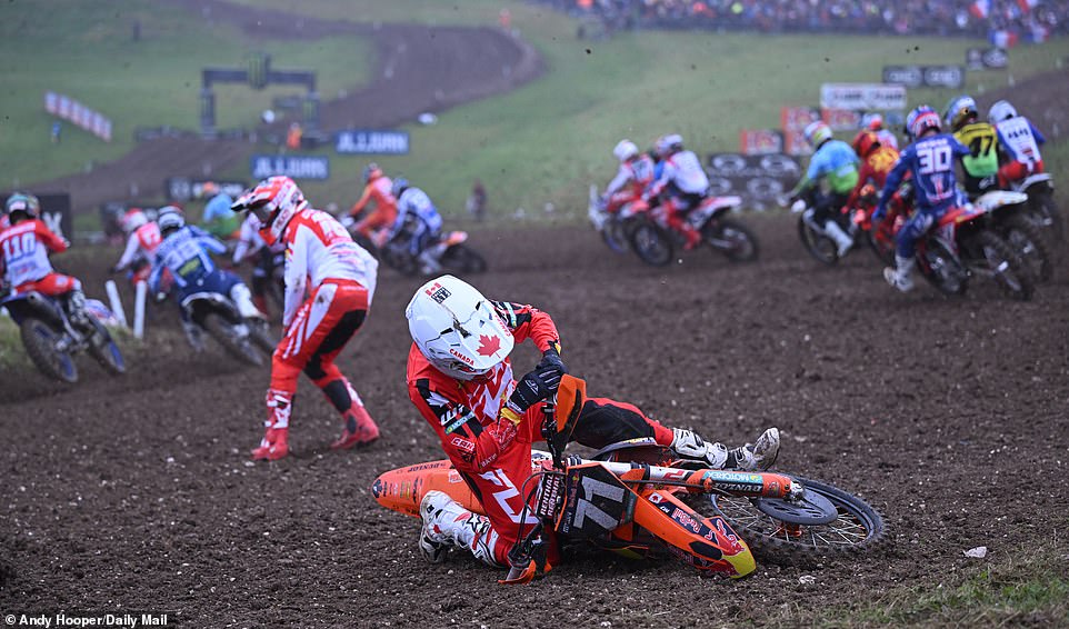 1728906988 519 PHOTO SPOTLIGHT Fans descend on a rainy Matterley Basin Circuit