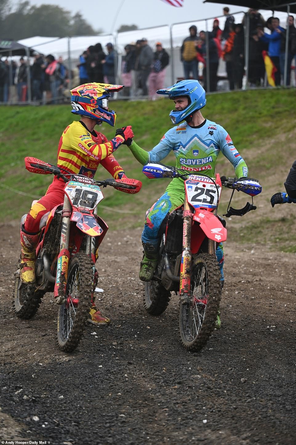 Riders from Team Spain and Team Slovenia shared a moment together after the battle, much to the delight of fans