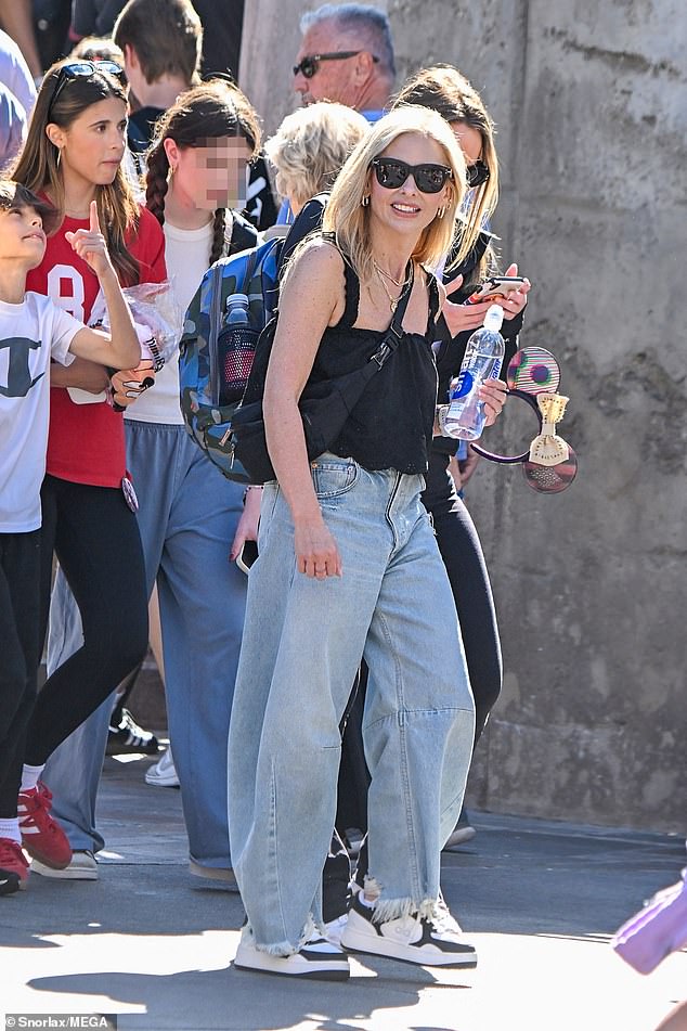 Gellar looked prepared for a long day of hiking as she wore a pair of white and black sneakers