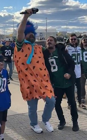 Kelce dances with Jets fans on Monday