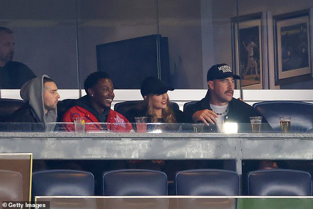 The couple was spotted in the catering area of ​​Yankee Stadium on a cold evening in New York