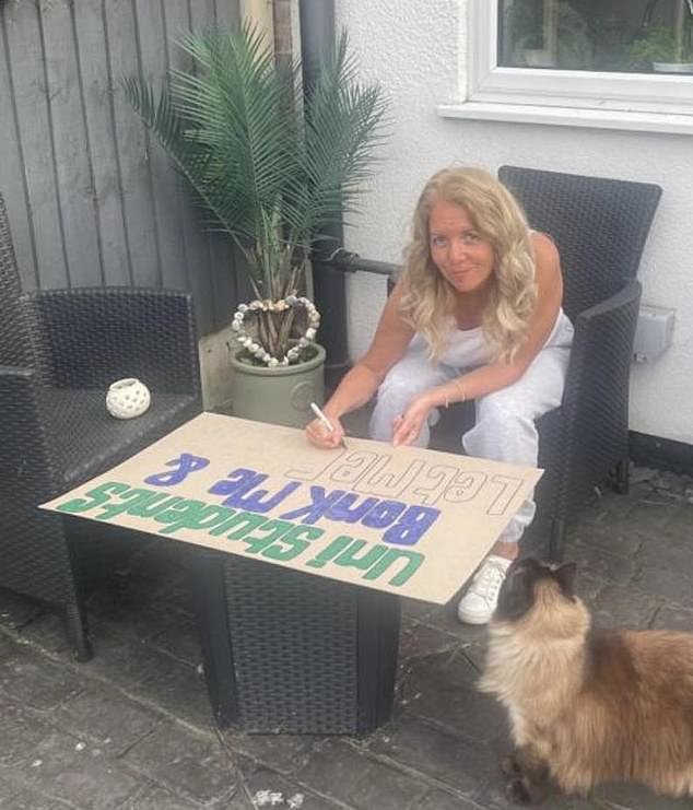 Sarah helped create a sign saying 'Uni students fuck me and let me film it' during Bonnie's visit to Nottingham Trent in the UK