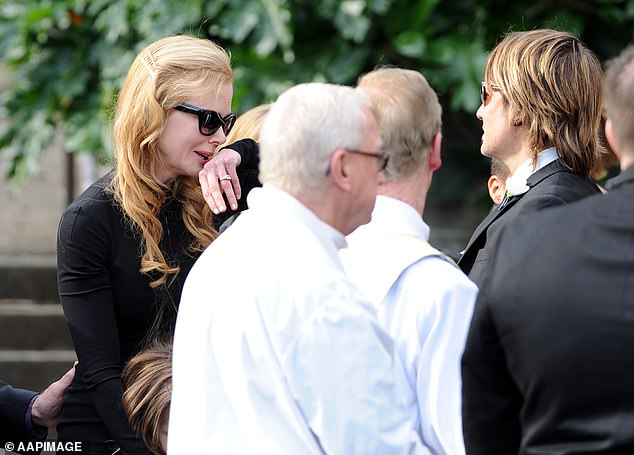 At her father's funeral on September 19, 2014, Nicole paid tribute to Antony in a moving eulogy and sang a song with Keith as she said her final goodbyes to him.