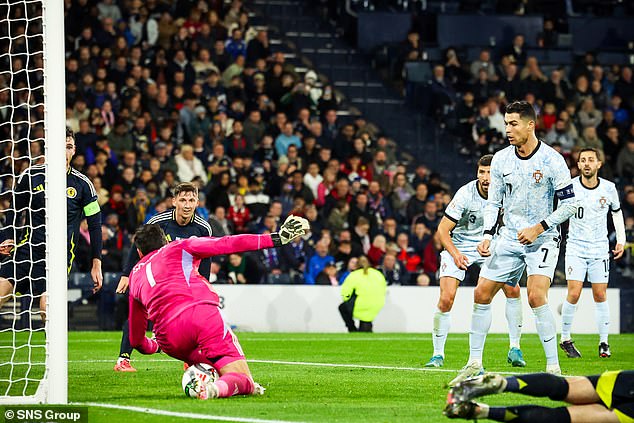 41-year-old goalkeeper Craig Gordon played a great game and made a good save in the second half