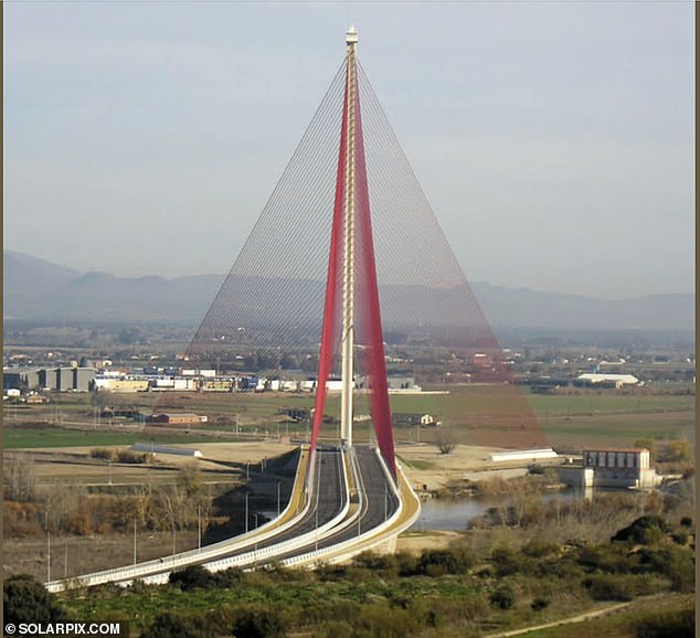 Savannah told Mail Online that her boyfriend texted her as he set out to climb the bridge (pictured) with another British daredevil