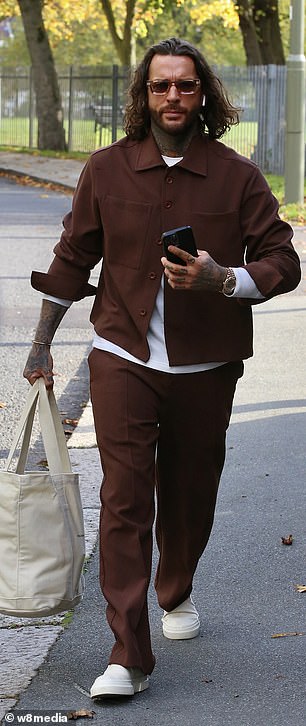 Sticking with the brown theme, Pete added a pair of brown sunglasses and looked relaxed as he prepared for another intense workout