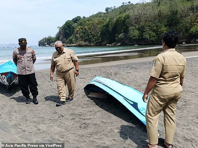 A rescue unit team scoured the sea for rubber boats in search of Simanjuntak