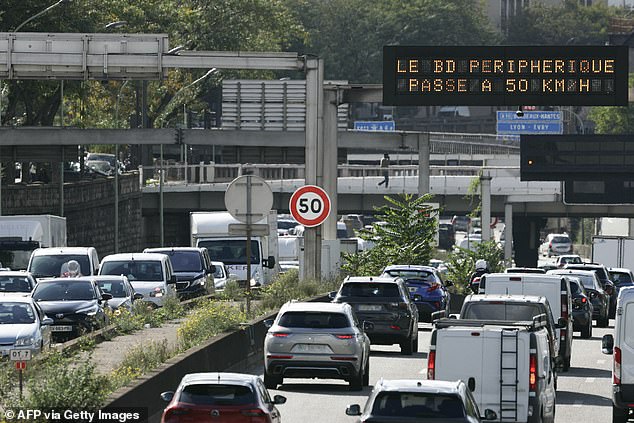 Paris has introduced a citywide speed limit of 50 km/h from October 1. The decree also affects the 35 kilometer long highway that surrounds the French capital (photo)