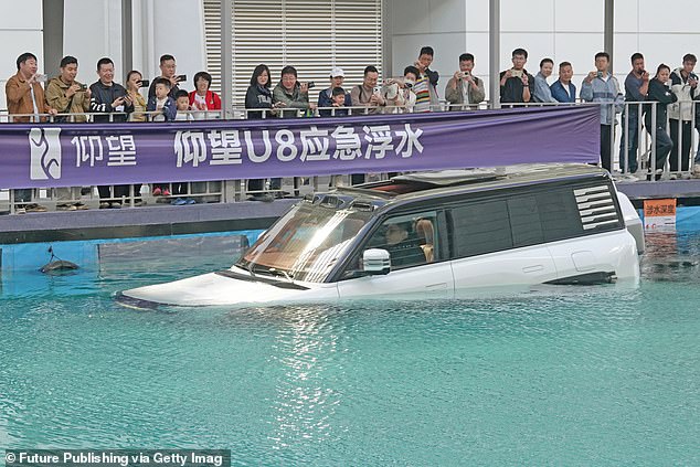 The hover function is for emergency use only, not for traditional SUV 'wading' - after activating the hover mode, the U8 (BYD claims the U8 is IP68 waterproof) should be inspected at a service center