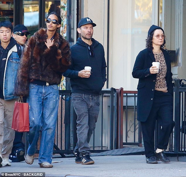 The duo looked very friendly as they chatted during their quiet afternoon outing with several friends, including Roseanne star Sara Gilbert