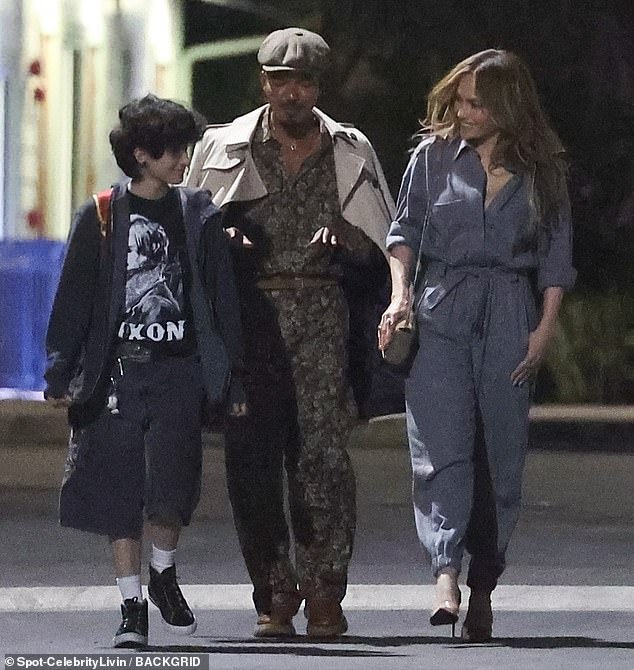 Jennifer made her way through a parking lot with Emme and friends with whom she had a light-hearted conversation