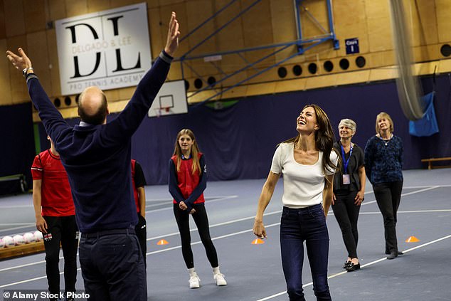 Kate took off her jacket to work out in skinny jeans at the Bisham Abbey National Sports Center in 2023