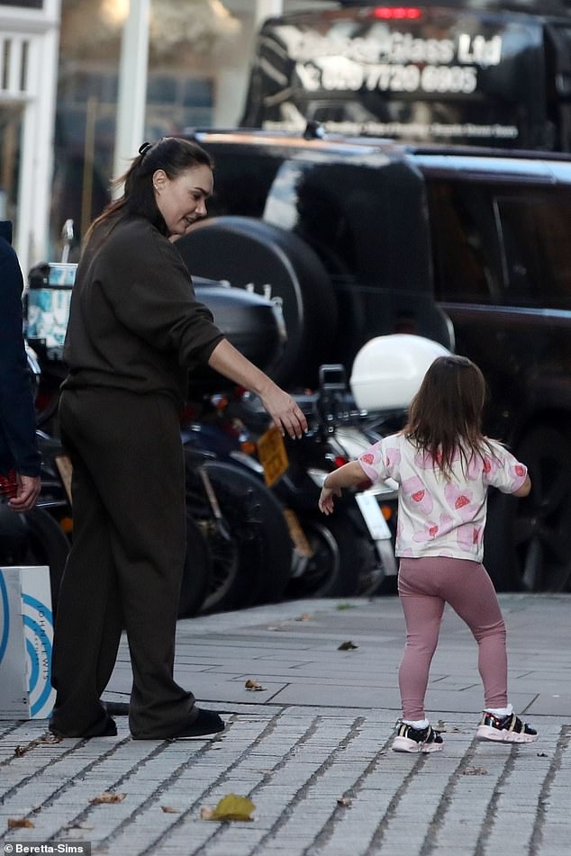 Tamara, dressed in a cozy brown tracksuit and comfortable black boots, was joined by daughter Serena, four, as they loaded the vehicle with goods