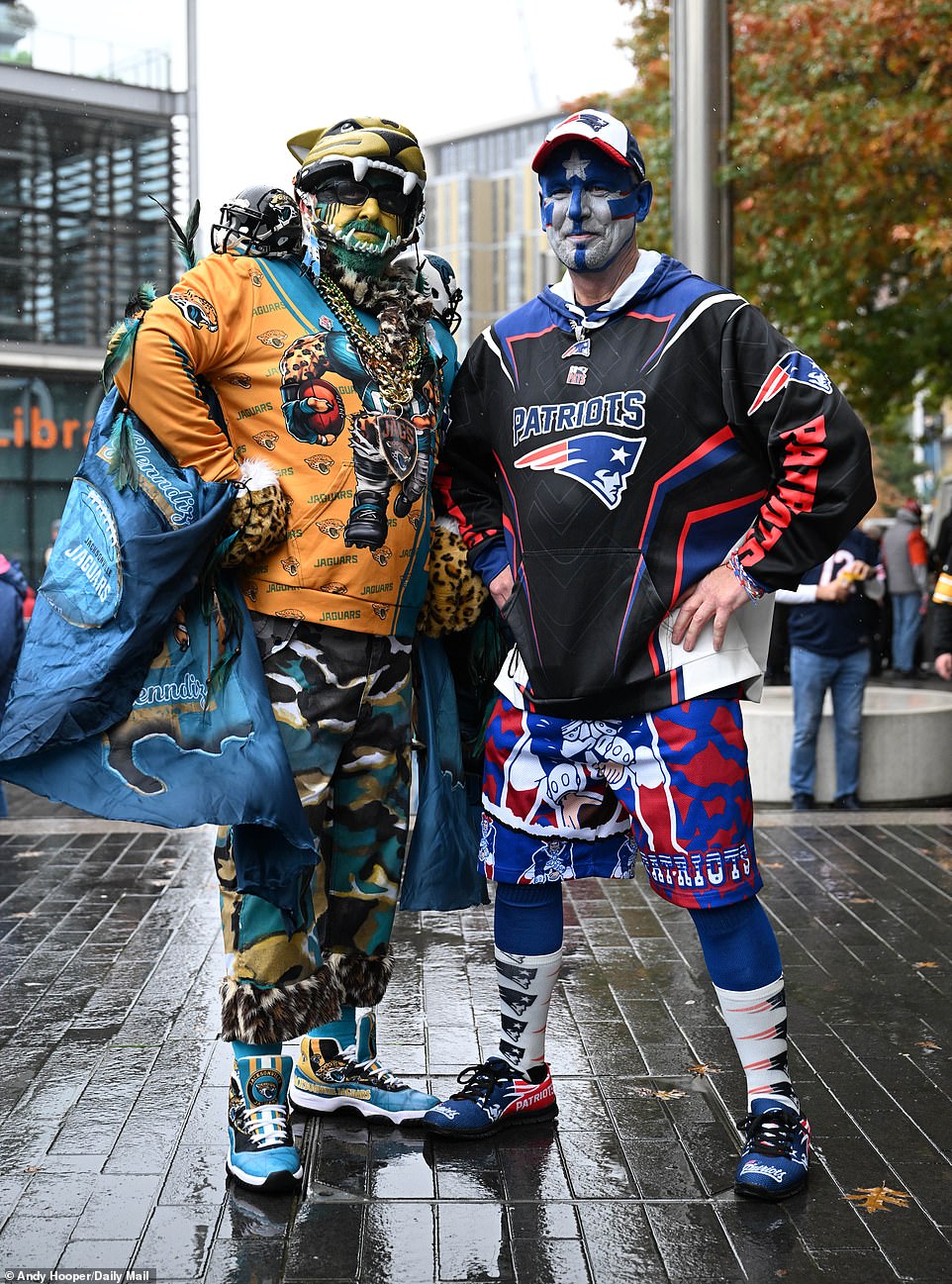 1729509010 711 PHOTO SPOTLIGHT Record NFL London crowd descends on Wembley for