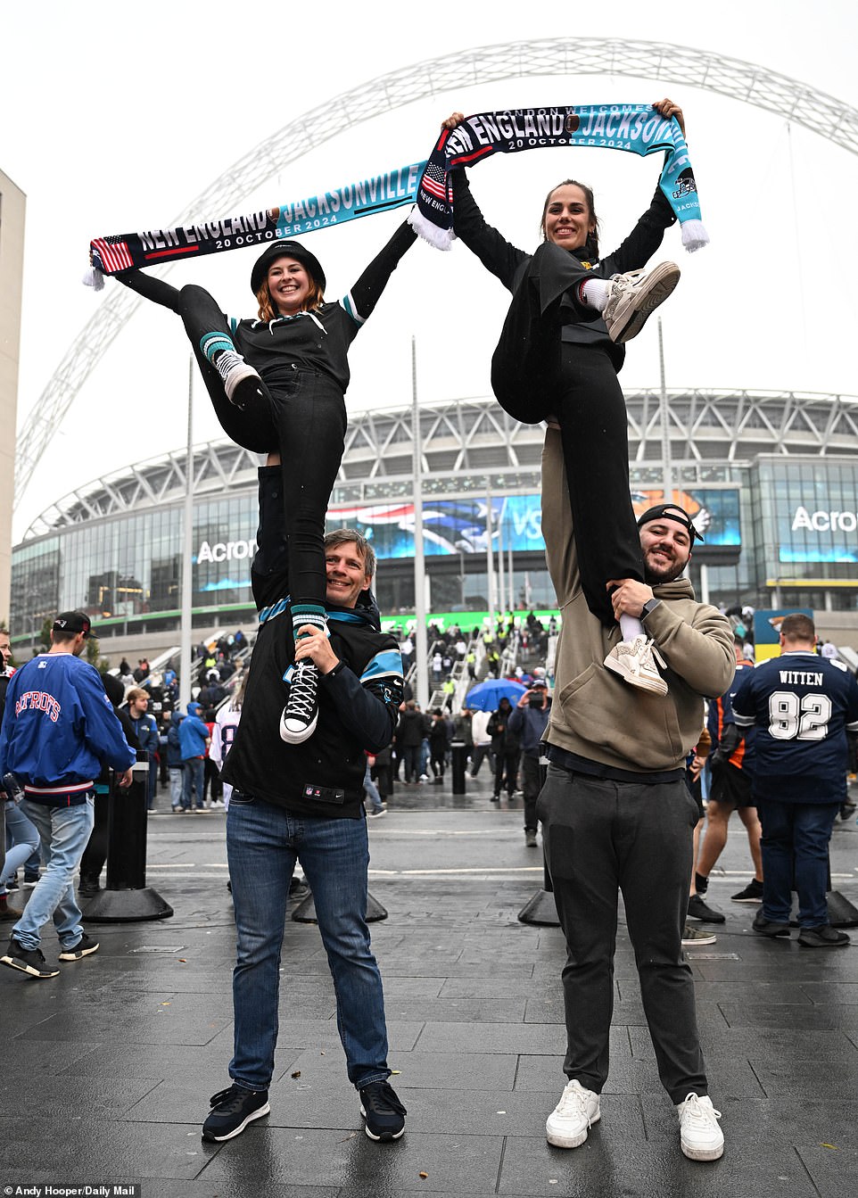 1729509014 622 PHOTO SPOTLIGHT Record NFL London crowd descends on Wembley for