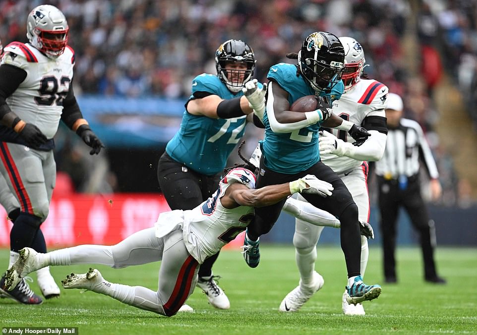 1729509033 879 PHOTO SPOTLIGHT Record NFL London crowd descends on Wembley for