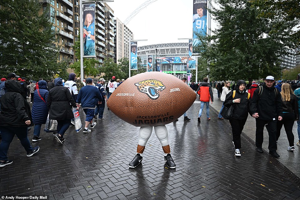 1729509047 492 PHOTO SPOTLIGHT Record NFL London crowd descends on Wembley for