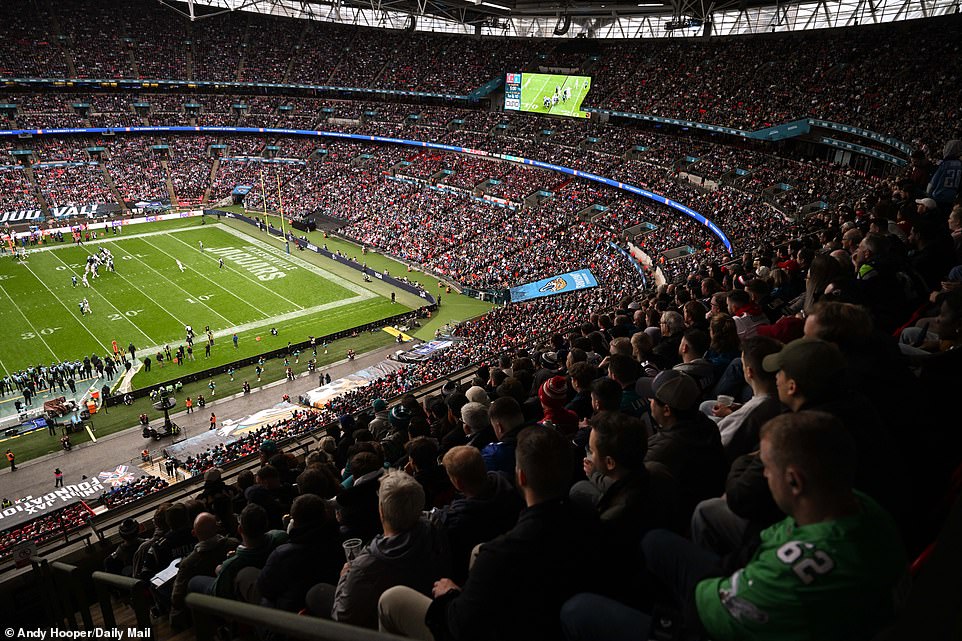 1729509079 810 PHOTO SPOTLIGHT Record NFL London crowd descends on Wembley for